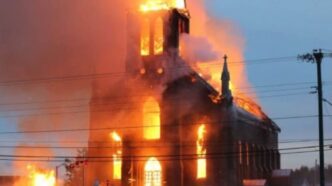 Le chiese, soprattutto quelle nelle comunità cattoliche, sono spesso percepite come simboli di oppressione.