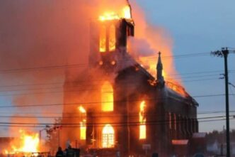 Le chiese, soprattutto quelle nelle comunità cattoliche, sono spesso percepite come simboli di oppressione.