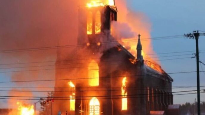 Le chiese, soprattutto quelle nelle comunità cattoliche, sono spesso percepite come simboli di oppressione.
