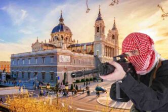 Questa richiesta è scaturita da un poster allarmante diffuso online, che ritrae un terrorista armato di coltello accanto all'immagine di una cattedrale spagnola, con il titolo provocatorio "Let's slaughter" che tradotto significa "facciamo una strage".
