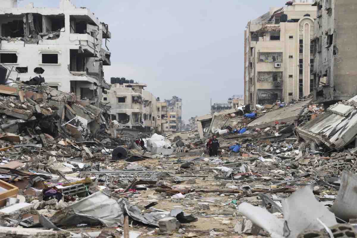 Le immagini di Gaza, segnata da bombardamenti e scontri, raccontano storie di distruzione, speranza e disperazione.