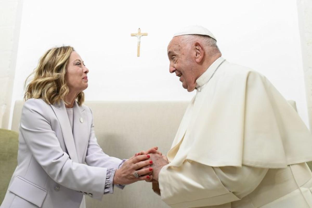 Francesco al Gemelli: la visita di Meloni e il suo spirito indomito