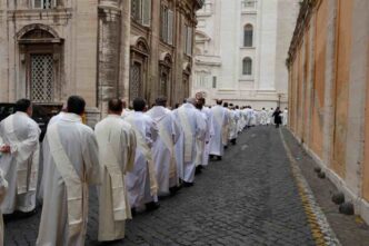 Il Giubileo dei diaconi rappresenta un momento per riflettere sull'importanza del ministero diaconale nella Chiesa cattolica e nella società.
