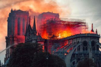 La Francia sempre più scristianizzata: secondo un rapporto dell’intelligence francese, una chiesa scompare ogni due settimane fra atti di vandalismo, incendi e profanazioni.