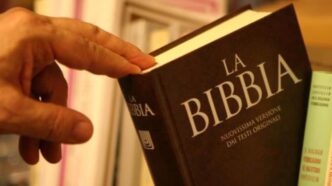 La Bibbia, testo sacro per milioni di persone, continua a suscitare fascinazione in un mondo che spesso ne ignora i significati più profondi.