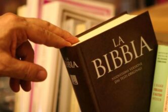 La Bibbia, testo sacro per milioni di persone, continua a suscitare fascinazione in un mondo che spesso ne ignora i significati più profondi.