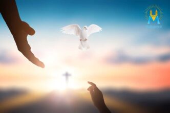 In un'epoca di ansia, la Speranza Cristiana guida verso l'unione con Dio, invitando i cattolici a riflettere su questa virtù essenziale