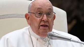 Papa Francesco, nel suo messaggio per la Quaresima, invita a camminare insieme nella speranza, sottolineando l’importanza della conversione e dell’accoglienza.