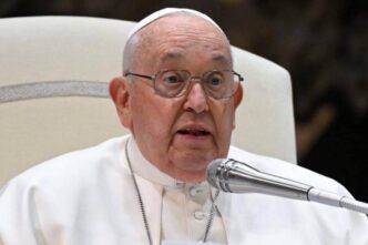 Papa Francesco, nel suo messaggio per la Quaresima, invita a camminare insieme nella speranza, sottolineando l’importanza della conversione e dell’accoglienza.