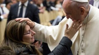 In un contesto in cui le parole sembrano spesso insufficienti, il Papa si fa portavoce di un messaggio di speranza e consolazione, rispondendo a una lettera di una madre che ha vissuto la tragedia della perdita.