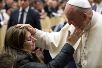 In un contesto in cui le parole sembrano spesso insufficienti, il Papa si fa portavoce di un messaggio di speranza e consolazione, rispondendo a una lettera di una madre che ha vissuto la tragedia della perdita.