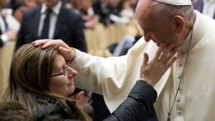 In un contesto in cui le parole sembrano spesso insufficienti, il Papa si fa portavoce di un messaggio di speranza e consolazione, rispondendo a una lettera di una madre che ha vissuto la tragedia della perdita.
