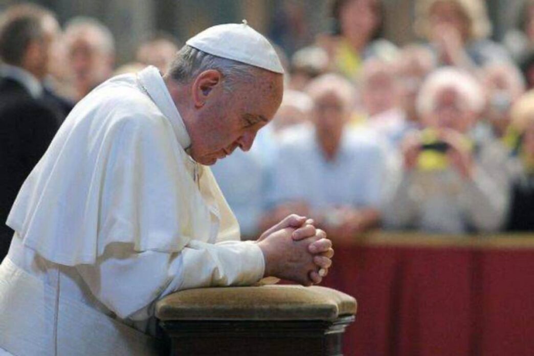 Negli ultimi giorni, l'attenzione del mondo è rivolta a Papa Francesco, il cui stato di salute preoccupa i fedeli e non solo.