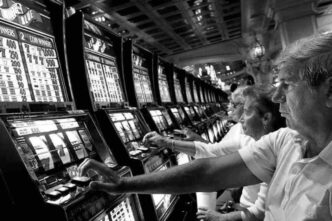 Il gioco d’azzardo rappresenta una delle sfide sociali più insidiose per l'Italia, con una spesa annuale che sfiora i 85 miliardi di euro.