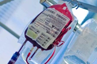  Gli esami hanno rivelato piastrinopenia e anemia, necessitando emotrasfusioni. La prognosi attuale è riservata.