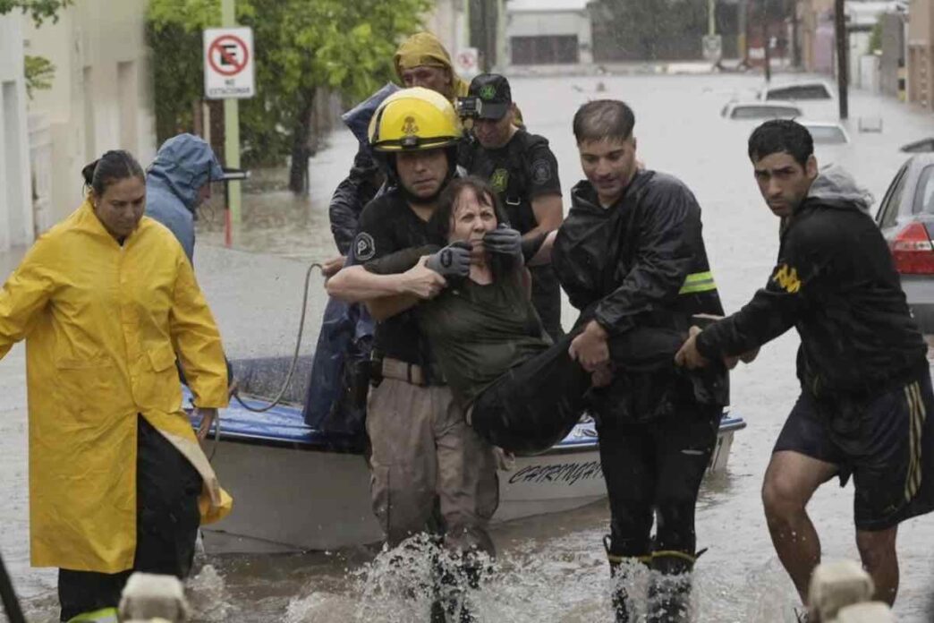 Venerdì scorso una tempesta catastrofica ha colpito Bahía Blanca, una città della provincia di Buenos Aires, Argentina, portando con sé conseguenze devastanti. Questo evento senza precedenti ha causato gravi danni e una situazione di emergenza per la popolazione locale.