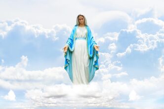 La questione dell'intercessione di Maria può essere vista come un invito a riflettere su come ci relazioniamo con le informazioni e le esperienze che ci circondano