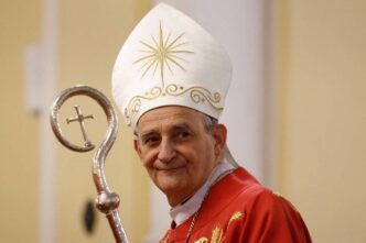 Questa sera, il cardinale Matteo Maria Zuppi, attuale arcivescovo di Bologna, guiderà una significativa veglia di preghiera per la pace.