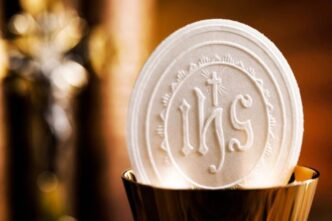 La liturgia rappresenta un momento sacro di comunione e speranza, come evidenziato nel saggio di Gregorio Chatziemmanouil, "Pane e vino immortali. Iniziazione all’Eucaristia e alla Comunione".