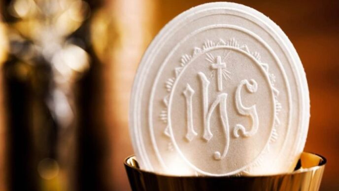 La liturgia rappresenta un momento sacro di comunione e speranza, come evidenziato nel saggio di Gregorio Chatziemmanouil, "Pane e vino immortali. Iniziazione all’Eucaristia e alla Comunione".