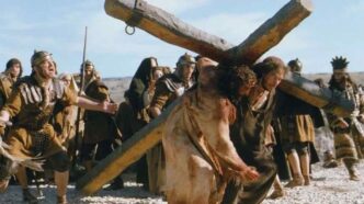 Le origini della Via Crucis risalgono ai primi cristiani che, desiderosi di seguire le orme di Cristo, iniziarono a percorrere le strade di Gerusalemme per rivivere il suo cammino verso il Calvario.