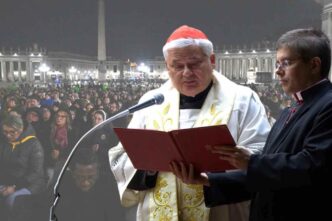 Krajewski invita la Chiesa a unirsi in preghiera per la salute del Papa