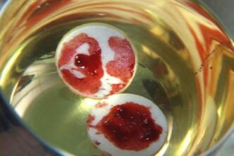 Il 21 febbraio, durante una Santa Messa feriale, un'ostia consacrata è caduta, ma anziché essere consumata, è stata riposta in un recipiente d'acqua per sciogliersi nel tabernacolo