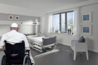La frase “Anch'io prego per voi” ha risuonato con particolare intensità, evidenziando il legame tra il Papa e i suoi seguaci, un legame che si fa ancora più forte nei momenti di difficoltà.
