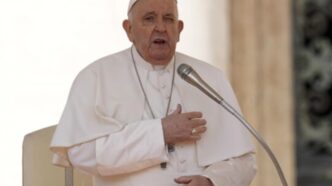 Il Vicepresidente degli Stati Uniti JD Vance ha risposto alle critiche di Papa Francesco sulle politiche immigratorie dell'amministrazione Trump al National Catholic Prayer Breakfast.