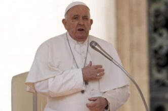Il Vicepresidente degli Stati Uniti JD Vance ha risposto alle critiche di Papa Francesco sulle politiche immigratorie dell'amministrazione Trump al National Catholic Prayer Breakfast.