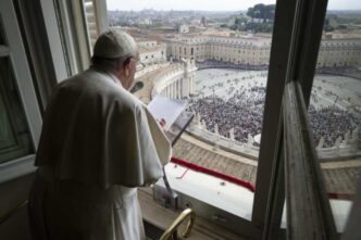 Papa Francesco all'Angelus: l'invito alla riconciliazione per la pace nella famiglia umana