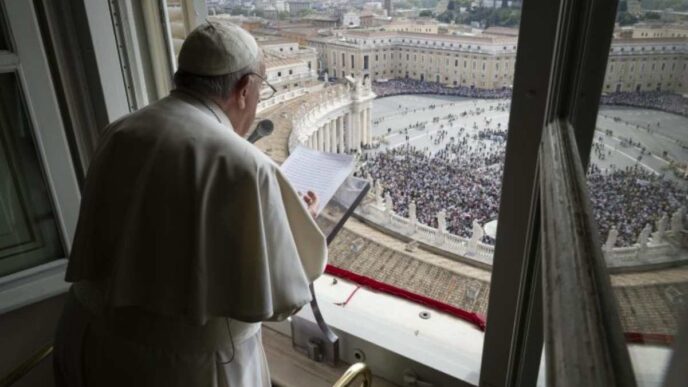 Papa Francesco all'Angelus: l'invito alla riconciliazione per la pace nella famiglia umana