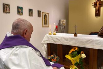 Papa Francesco: nulla può impedire di pregare e amare