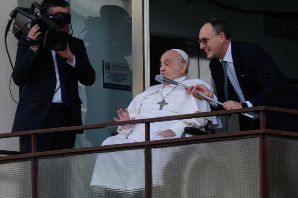 Papa Francesco riabbraccia così i fedeli di tutto il mondo: "Grazie a Tutti"