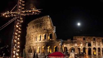 La Via Crucis, una delle più toccanti espressioni della pietà cristiana, ha trovato nel Colosseo di Roma un luogo privilegiato di celebrazione grazie all'opera instancabile di San Leonardo da Porto Maurizio.