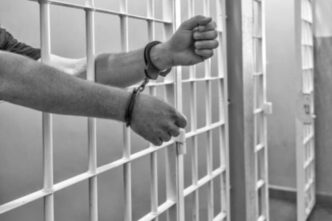 “Noi fuori – la voce dei detenuti di Rebibbia”, raccoglie le esperienze e le emozioni di chi vive all'interno delle mura del carcere romano di Rebibbia