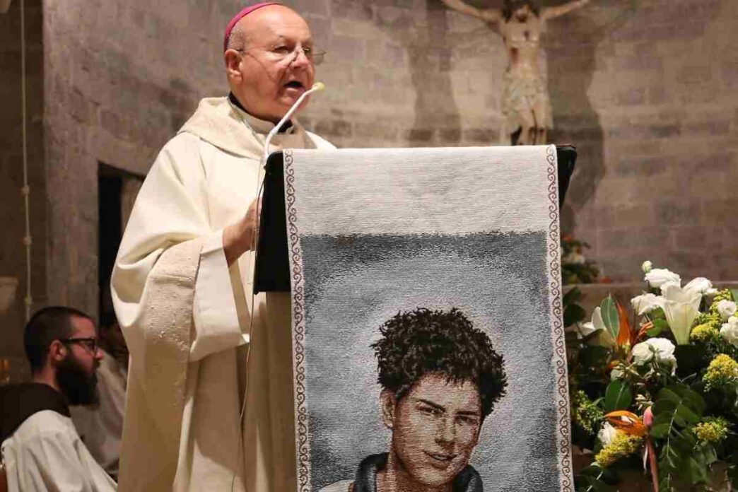 Mons. Sorrentino mette in guardia sul viaggio della reliquia di Carlo Acutis: il rischio da non correre