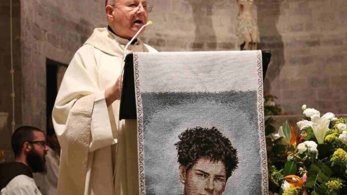 Mons. Sorrentino mette in guardia sul viaggio della reliquia di Carlo Acutis: il rischio da non correre