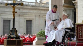 Papa Francesco parla del Cireneo: tendiamo la mano a chi non ce la fa più