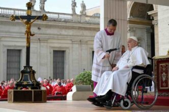 Papa Francesco parla del Cireneo: tendiamo la mano a chi non ce la fa più