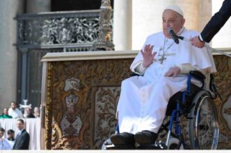 Papa Francesco in Piazza San Pietro: un momento di commozione e spiritualità