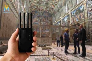 Conclave: la cappella Sistina diventa un bunker inaccessibile ma non entrano solo i cardinali