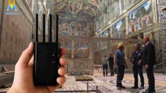 Conclave: la cappella Sistina diventa un bunker inaccessibile ma non entrano solo i cardinali