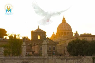 Telecamere, giornalisti e fedeli osservano con trepidazione la Cappella Sistina, aspettando il segnale del fumo bianco