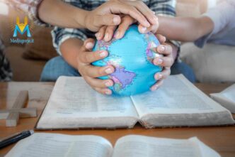 In Italia, solo il 73% continua a definirsi cristiano, segnalando una crescente disaffiliazione religiosa.