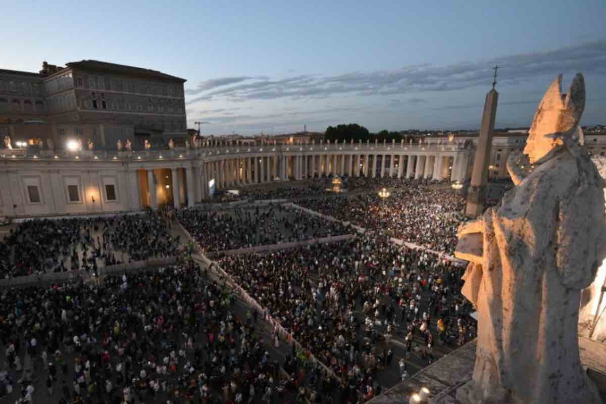 dovrà guidare la Chiesa in un mondo segnato da crisi globali, conflitti e disuguaglianze, promuovendo la pace, la giustizia e la cura del creato.