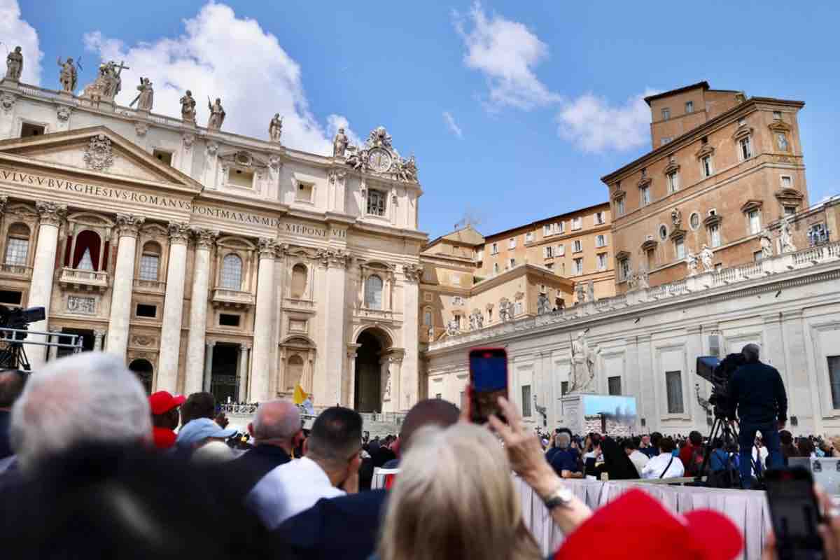 Il momento culminante dell'elezione avviene con l'annuncio ufficiale al popolo: il primo dei cardinali diaconi proclama il nome del nuovo Papa. Gli sguardi di migliaia di fedeli, radunati in Piazza San Pietro, si alzano verso la Loggia, in attesa dell’iconico annuncio "Habemus Papam".
