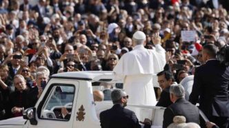 L'omelia sottolinea l'unità delle Chiese e il comando di amare. Il Papa invita a costruire una Chiesa unita, segno di fraternità e pace nel mondo.