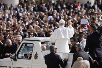 L'omelia sottolinea l'unità delle Chiese e il comando di amare. Il Papa invita a costruire una Chiesa unita, segno di fraternità e pace nel mondo.