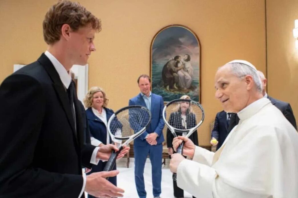 La battuta del Papa, pronunciata in un contesto informale, «Basta che non mi portiate Sinner», si è rivelata un gioco di parole che ha divertito il pubblico, essendo “Sinner” in inglese tradotto come “peccatore”.